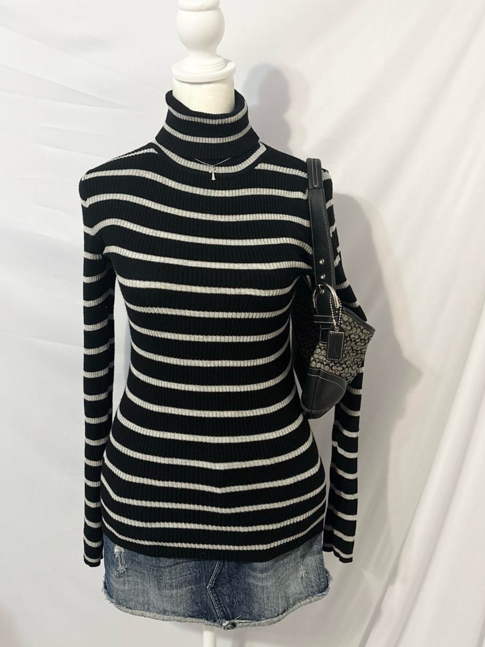 VTG Y2K Stripped Black and Grey Grunge Turtleneck Long sleeve Top